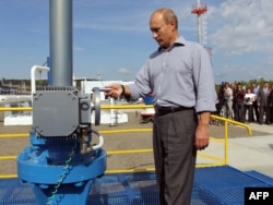 Vladimir Putin Amur vilayətinin uzaq şərq bölgəsində Rusiya-Çin neft kəmərinin Rusiya hissəsinin açılış mərasimi zamanı tənzimləyici klapanı açır. 2010