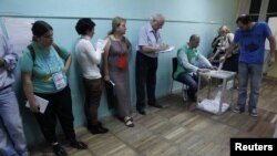 До осени многое еще может измениться, предупреждают местные эксперты, предсказывая нешуточную борьбу за второе место на президентских выборах в конце октября