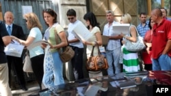 Redovi ispred ambasade Grčke pre ukidanja viza, jul 2009.