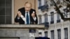 Президентът Владимир Путин убива гълъб. Рисунка на стената на сграда в Лион, Франция, на "Площада на мира" (Place de la paix), 22 март 2022 г.