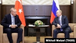 Presidenti turk, Recep Tayyip Erdogan (majtas) dhe homologu i tij rus, Vladimir Putin. Foto nga arkivi.
