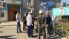 Ақтөбе қаласының Қурайлы ауылдық округінің әкімдігіне зират дауымен келіп тұрған белсенділер (ақсақалдар). 19 қыркүйек 2017 жыл. 