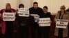 Журналисты газеты «Голос Республики» проводят акцию протеста в фойе Алматинского городского суда. 22 февраля 2013 года.