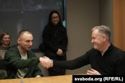 Журналіст Беларускай службы Радыё Свабода Андрэй Кузьнечык (зьлева) і прэзыдэнт Радыё Свабодная Эўропа / Радыё Свабода Стывэн Капус у Вільні, 13 лютага 2025 году