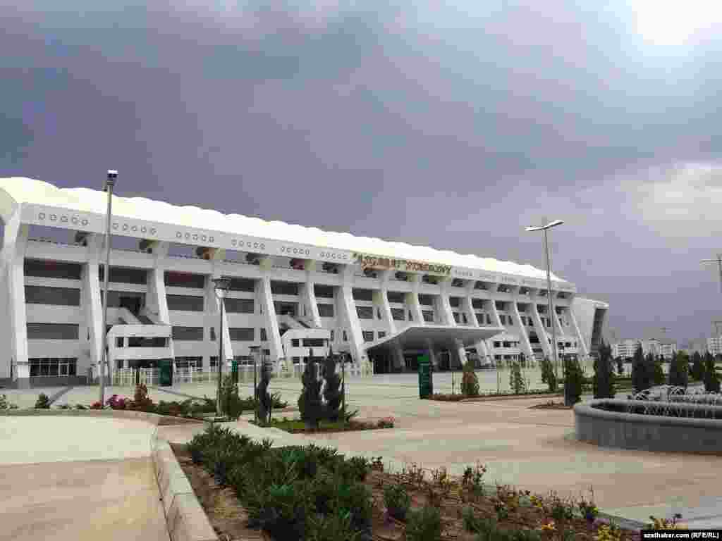 “Aşgabat” stadionynyň suduryny paýtagtyň islendik ýerinden diýen ýaly görmek bolýar.