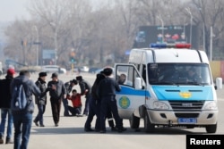 Казакстанда полициясы өкмөткө каршы жүрүшкө катышкан оппозициянын тарапташтарын кармап жатат. 1-март, 2020-жыл. Алматы.