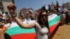 Жена скандира по време на протеста на "Възраждане" срещу еврото в центъра на София, 8 юни 2025 г.