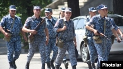 Паліцыя каля захопленага пастарунку 17 ліпеня