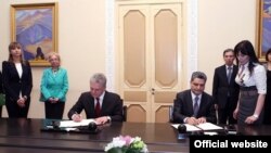 Armenia -- Prime Minister Tigran Sarkisian (R) and Viktor Khristenko, chairman of the Eurasian Economic Commission, sign a memorandum in Yerevan, 10Apr2013.