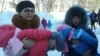 Жительницы комплекса "Махаббат" Меруерт Туруспаева (слева) и Динара Досманова пришли в суд с детьми. Астана, 12 марта 2014 года. 