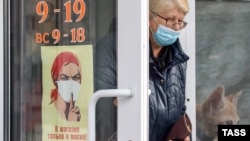 Жінка виходить із магазину на одній з вулиць Сімферополя. Ілюстраційне фото