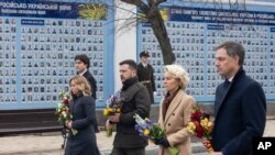 Balról: Giorgia Meloni olasz miniszterelnök, Justin Trudeau kanadai miniszterelnök, Volodimir Zelenszkij ukrán elnök, Ursula von der Leyen, az Európai Bizottság elnöke és Alexander De Croo belga miniszterelnök a kijevi emlékfalnál 2024. február 24-én