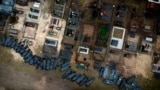 Тела погибших перед захоронением на кладбище в Буче. Расстрелы мирных жителей в этом городе близ Киева являются одним из самых вопиющих случаев нарушения российской армией обычаев ведения войны