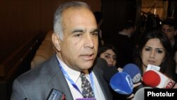 Azerbaijan - Armenian opposition leader Raffi Hovannisian speaks to journalists in Baku, 22Nov2012.