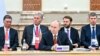 Уладзімір Пуцін наперадзе расейскай дэлегацыі ў Палацы незалежнасьці ў Менску, 27 чэрвеня 2025