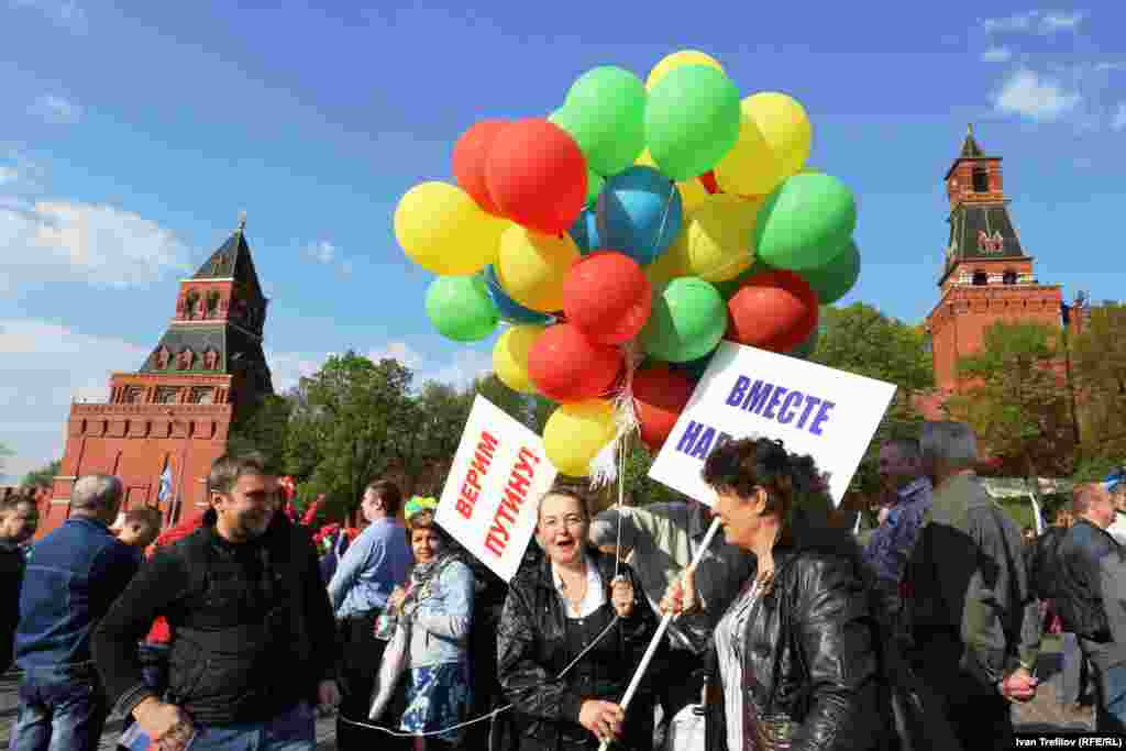 Официальное первомайское шествие. "Верим Путину" - "Вместе навсегда"