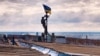 Украинанын Куралдуу күчтөрү бошоткон айылда украин туусун илүү учуру. 4-сентябрь, 2022-жыл.