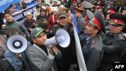 Закон «О мирных собраниях» был Кенешем в 2012 году.