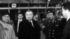 Президент Узбекистана Ислам Каримов осматривает территорию, на которой произошел взрыв. Ташкент, 16 февраля 1999 года.