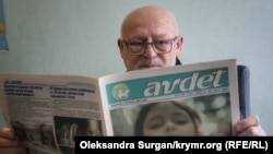 Головний редактор Шевкет Кайбуллаєв читає свіжий номер газети «Авдет», архівне фото
