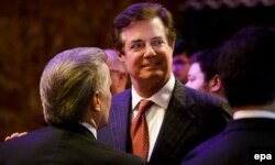 Paul Manafort făcând campanie pentru Donald Trump.