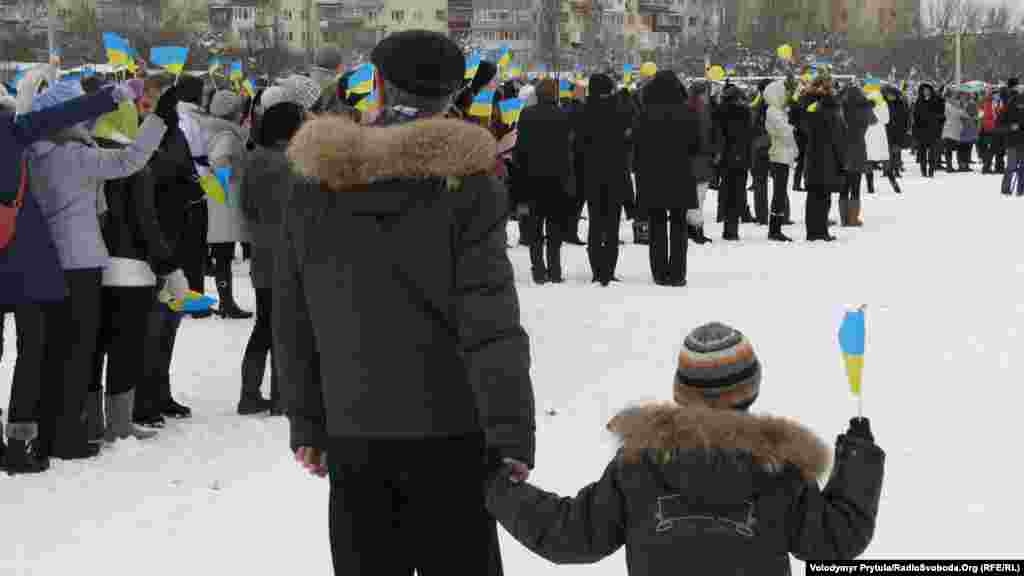Під час великої перерви учні гімназії влаштували флешмоб, присвячений Дню Соборності України