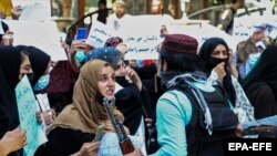Eu am privit-o îndelung pe DOAMNA fără burka pe față. Talibanii au anunțat restricții draconice contra femeilor are nu se conformează constrângerilor religioase. Câți dintre noi avem curajul ei? 7 septembrie 2021