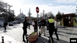 Силовики на місці вибуху в центрі Стамбула. 12 січня 2016 року