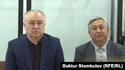 Өмүрбек Текебаев менен Дүйшөнкул Чотонов сот отурумунда.