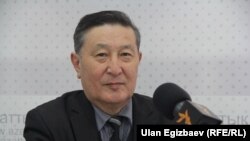 Мукар Чолпонбаев "Азаттыктын" студиясында. Архивдик сүрөт.