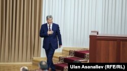 Алмазбек Атамбаев Жогорку Кеңеште. 28-апрель, 2016-жыл