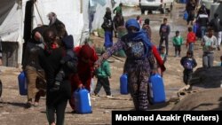 Femei și copii sirieni într-o așezare improvizată în Valea Bekaa din Liban. Până și accesul la apă este limitat. Sursa: Reuters, 12 martie 2021