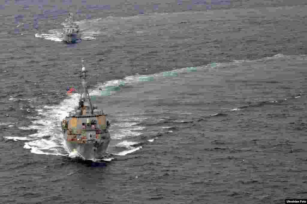 Фрегат ВМС України &laquo;Гетьман Сагайдачний&raquo; та ракетний есмінць ВМС США &laquo;Дональд Кук&raquo; під час спільних навчань у Чорному морі, 13 січня 2015 року