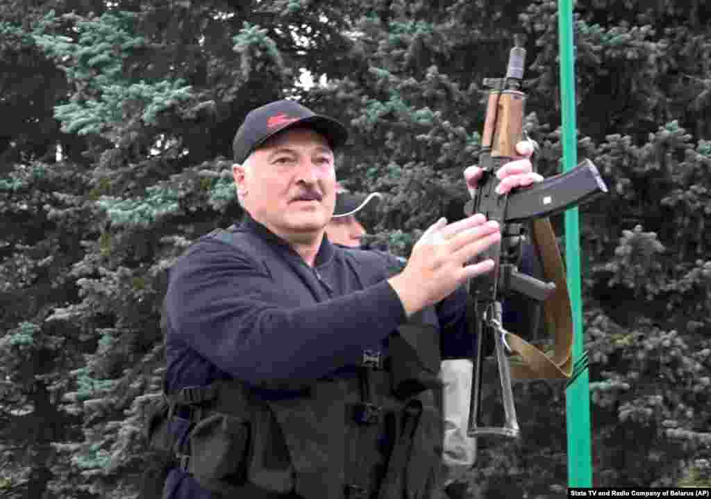 Президент Білорусі Олександр Лукашенко в бронежилеті і з автоматом Калашникова біля палацу Незалежності в Мінську 23 серпня. Того день в білоруській столиці відбулися масові протести проти його правління після суперечливих президентських виборів