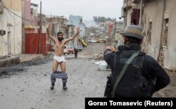 Specijalne vojne snage Iraka pregledaju muškarce u potrazi za eksplozivom, Mosul, 4. mart 2017. Foto: Goran Tomašević/Reuters