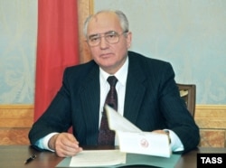 Декабрь 1991: Горбачев уходит в отставку как президент страны, которая перестала существовать. Лауреат Нобелевской премии мира 1990 года, всегда более популярен среди западной публики, чем среди собственной, он верил в коммунизм до конца, но реформы, которые он поставил перед собой, в результате вышли из-под его контроля
