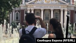 Туристи правят снимки пред Народния театър "Иван Вазов"