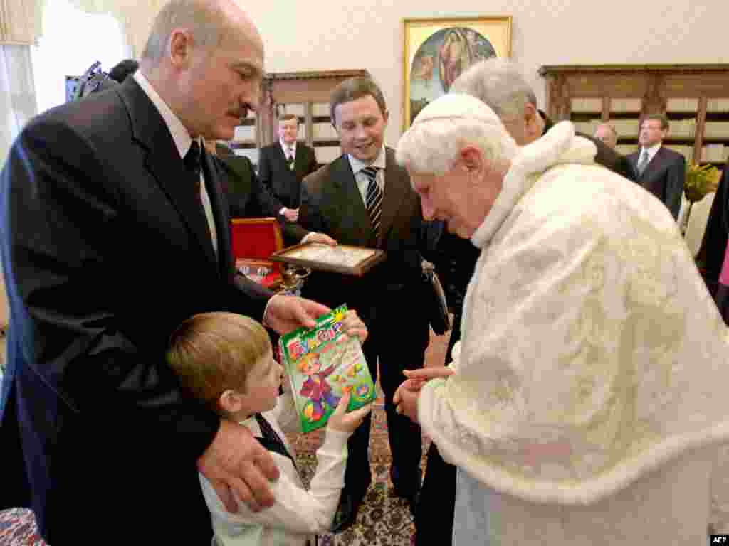 Nikolaj, sin bjeloruskog predsjednika Aleksandra Luka&scaron;enka, pokazuje knjigu Papi tokom susreta u Vaticanu, april 2009.