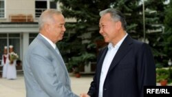 Кыргыз жана өзбек президенттери Ислам Каримов менен Курманбек Бакиев Чолпон-Ата шаарында. 31-июль, 2009-ж. 