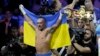 Олександр Усик святкує перемогу над британцем Ентоні Джошуа, захистивши титул чемпіона світу у надважкій вазі на арені King Abdullah Sports City у Джидді (Саудівська Аравія), 21 серпня 2022 року
