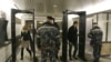 Kastryçnitskaýa metro stansiýasynda amala aşyrylan partlamadan soň, howpsuzlyk işgärleri Kamennaýa Gorka metro stansiýasyna gelýän adamlaryň dokumentlerini barlaýarlar, Minski, 12-nji aprel.
