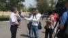 Митингди чагылдырганы келген журналисттер эл чогулбагандыктан уюштуруучулар менен гана маектешип, тарап кетти.