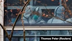 Сотрудники ВОЗ во время визита в Китай