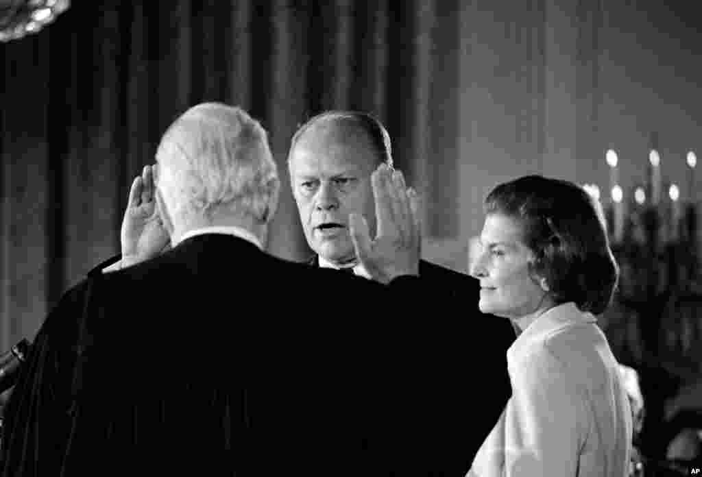 Jerald Ford Ak tamda ABŞ-nyň 38-nji prezidenti hökmünde kasam içýär (aýaly Betti sagda). Inaugurasiýa dabarasy 1974-nji ýylyň 9-njy awgustynda Riçard Niksonyň wezipesinden çekilen güni boldy. &nbsp; 