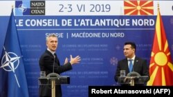 Jens Stoltenberg și premierul macedonian Zoran Zaev, la Skopje
