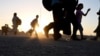 Avganistanske izbeglice nose svoje stvari dok stižu na nultu tačku graničnog prelaza Islam Kala između Avganistana i Irana 28. juna 2025. godine, nakon deportacije iz Irana.