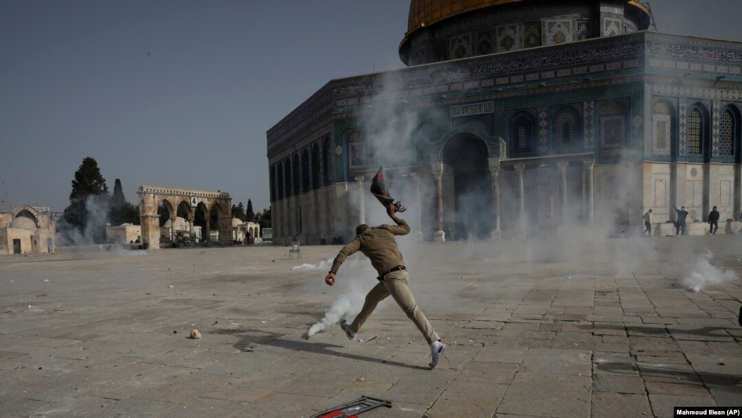 Suzavac ispred džamije Al-Aksa u Jerusalimu tokom sukoba izraelskih snaga bezbednosti sa Palestincima, 10. maj 2021. 