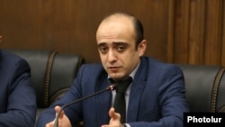 Депутат от партии «Лусавор Айастан» Тарон Симонян 
