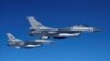 Avioane de luptă F-16 ale Forțelor Aeriene ale Olandei, într-un zbor demonstrativ de poliție aeriană a NATO, 4 iulie 2023.