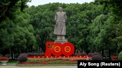 Mao Ce-tung-szobor és -emlékmű a kínai Fudan Egyetem sanghaji campusán 2021. június 5-én